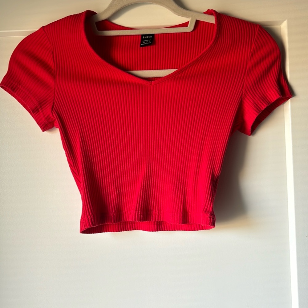 Shien x-small women’s red cropped t-shirt